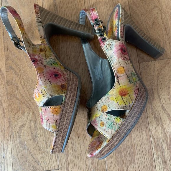 Kelly & Katie size 7M heels. 4” heels. Adjustable strap. Floral/ tan background - Picture 9 of 9